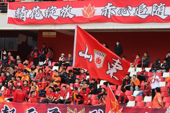 主場上萬名球迷的吶喊助威，給山東體彩女足征戰(zhàn)女超增添了能量與動力