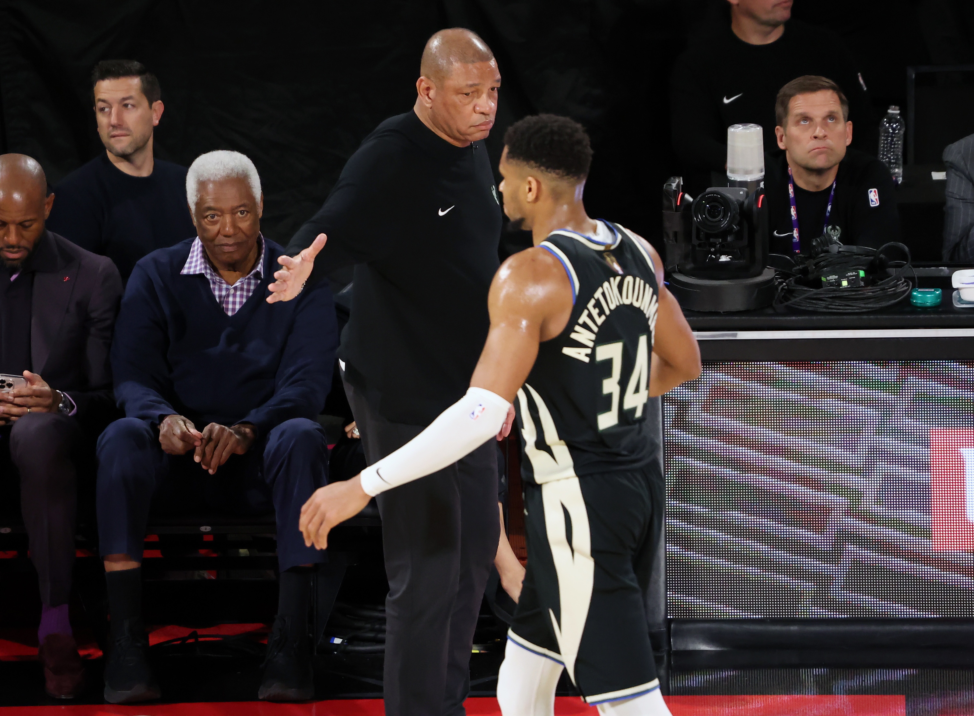 字母哥:現(xiàn)場播放我的致敬視頻時 老里教練一直在分散我的注意力